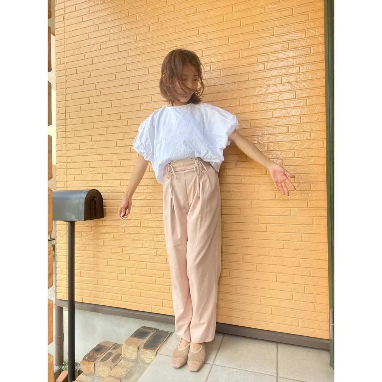 ポーズをとる女性
