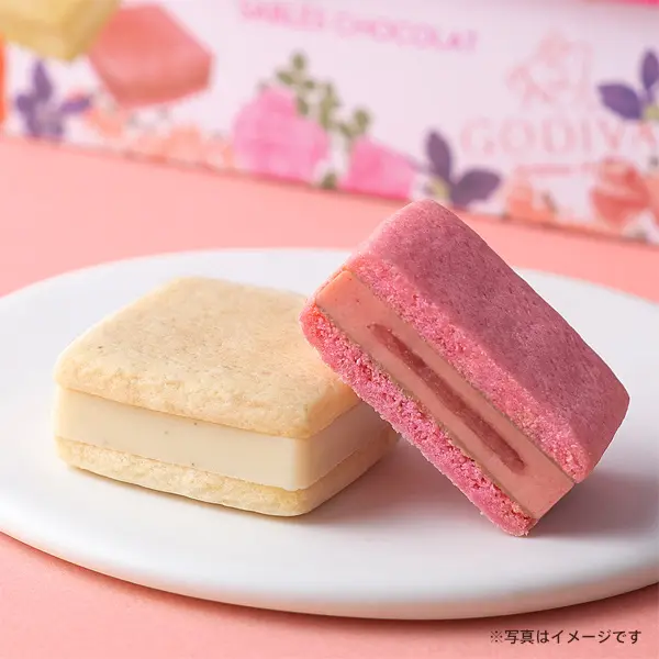 『ゴディバ』の「サブレショコラ あまおう苺」断面