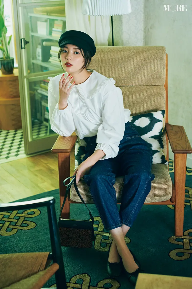 白フリルブラウス×デニムコーデでキャスケットをかぶった新川優愛