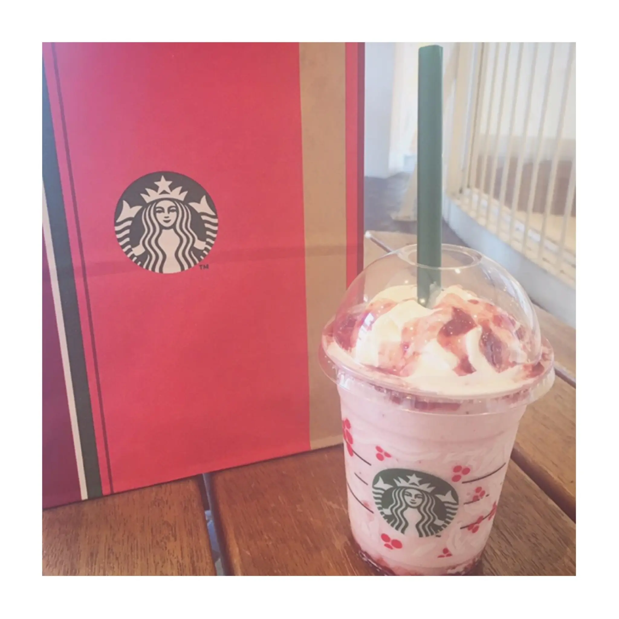 《本日11/1から!》ホリデーシーズン❤️【スタバ】新作クリスマスストロベリーケーキフラペチーノを飲んできました☻_1