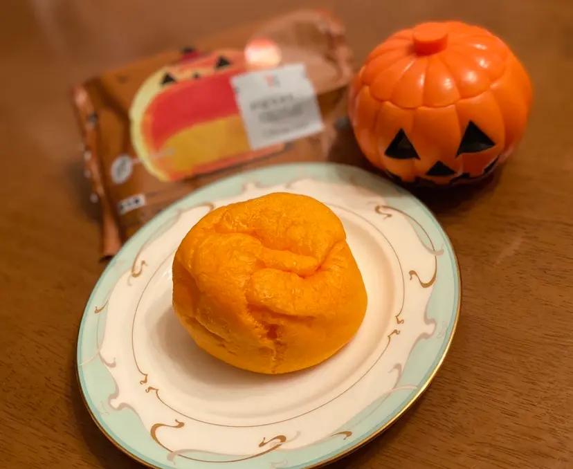 【コンビニスイーツ】セブンの新作!つまんでも破れないもっちもちの生地ととろけるパンプキンクリーム。_2