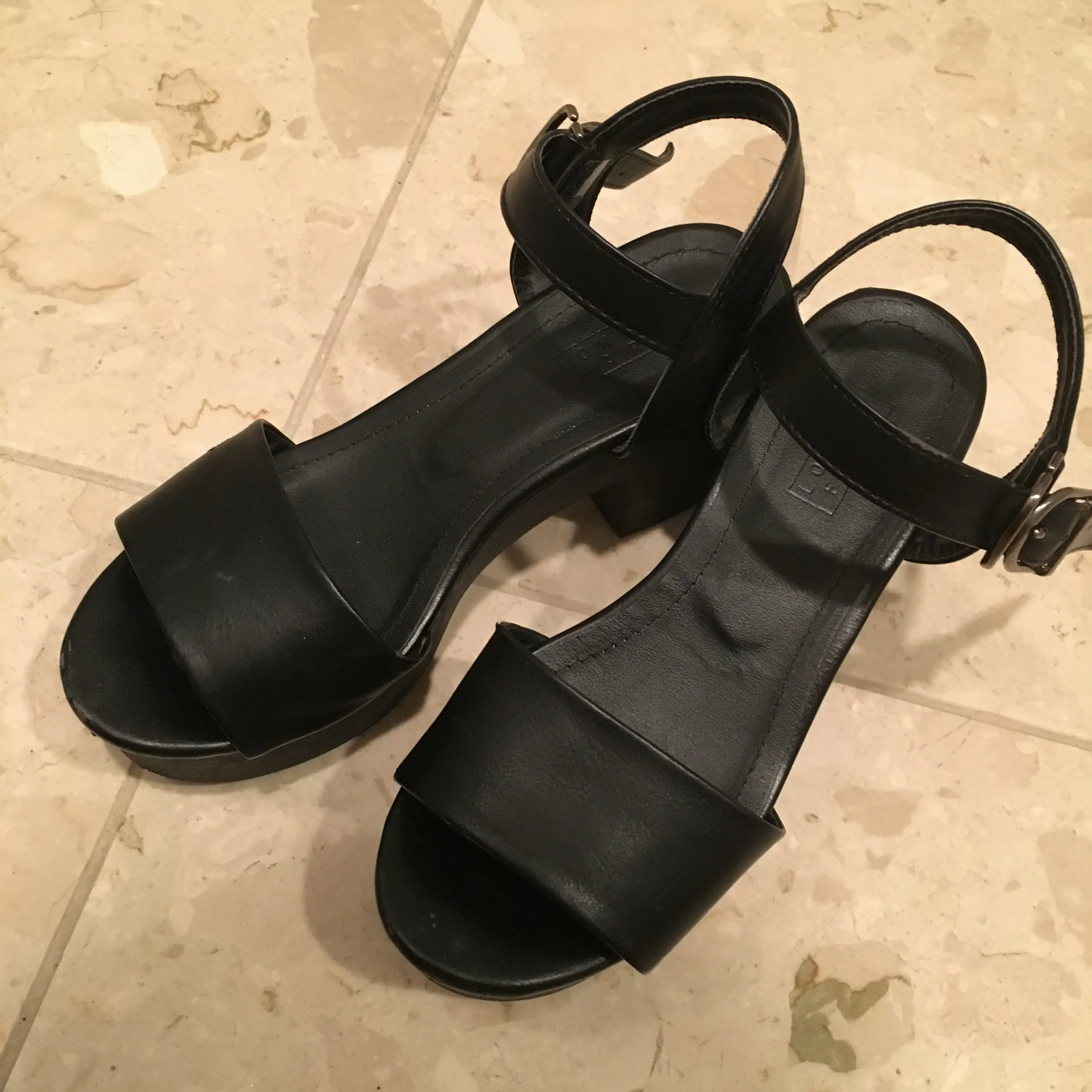買ってよかった♡夏に一番使えるサンダル、実は◯◯!♡_1