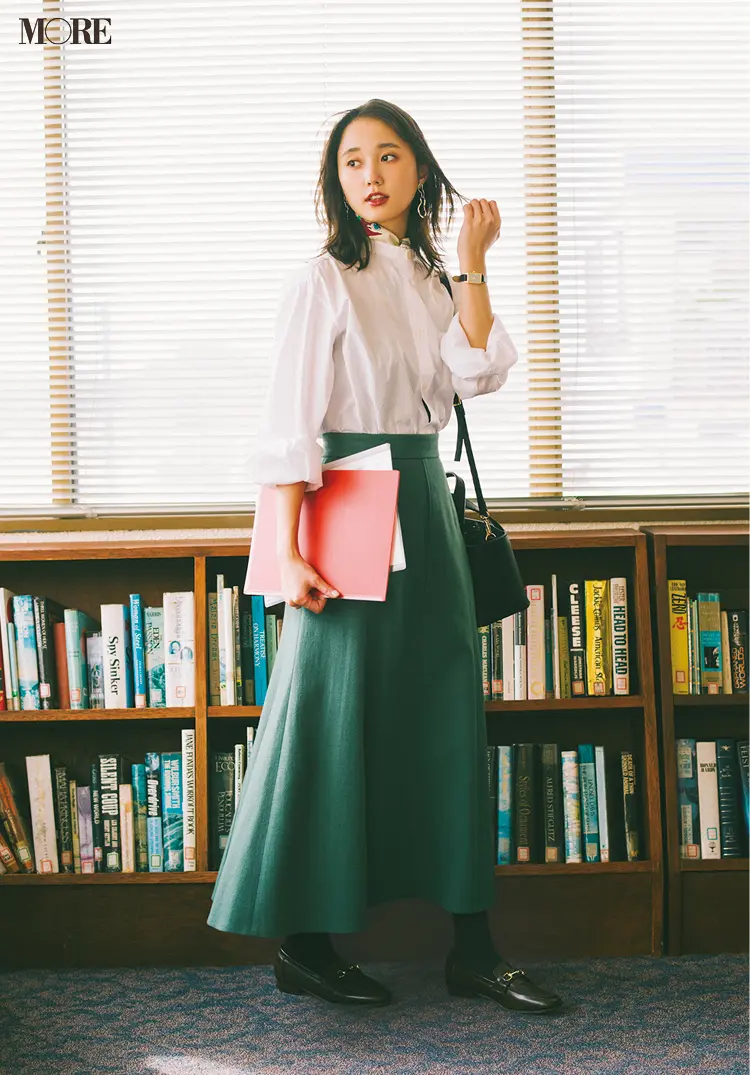 「ロングスカートで上品に見せるには? 靴とタイツ、どうすればいい?」鈴木友菜主演【通勤の足もと“いつも黒”から脱出着回し6日目】_1