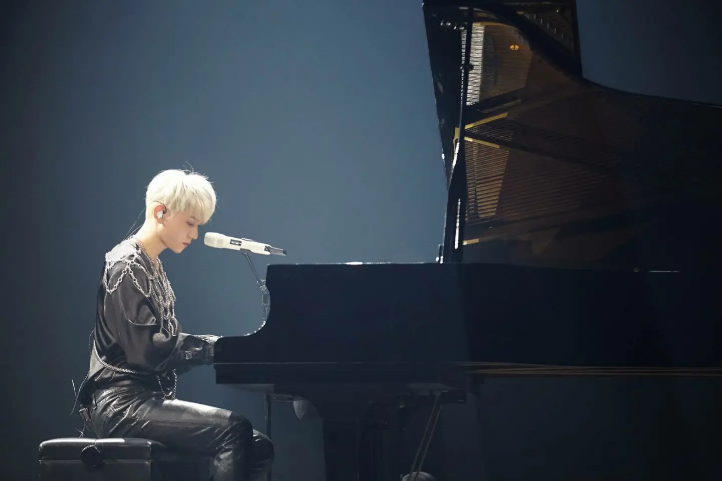 コンサートでピアノの腕前を披露するベクヒョン