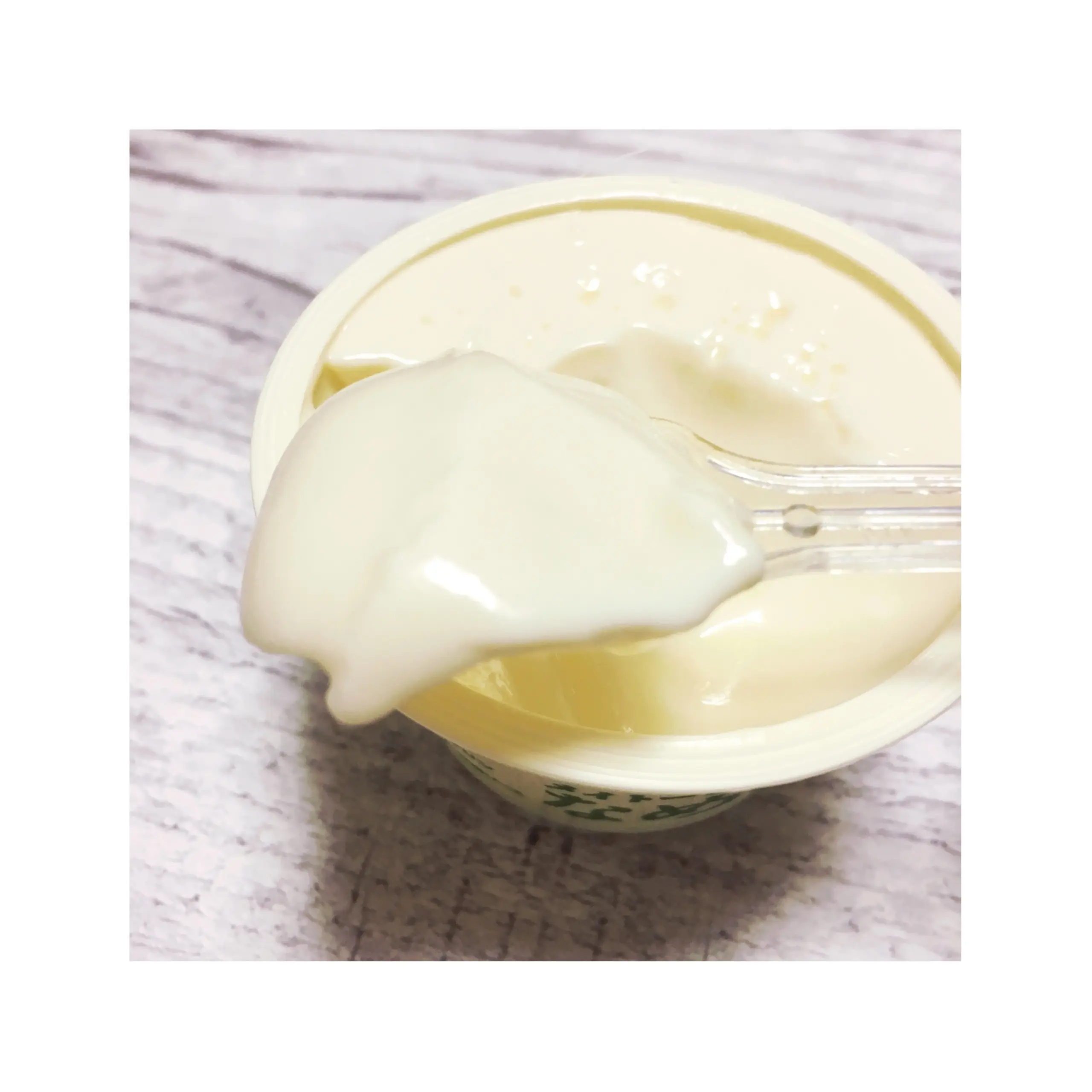 どんな味…?!【メイトーのなめらかプリン】《メロンソーダ風ソース》を食べてみました✭_3