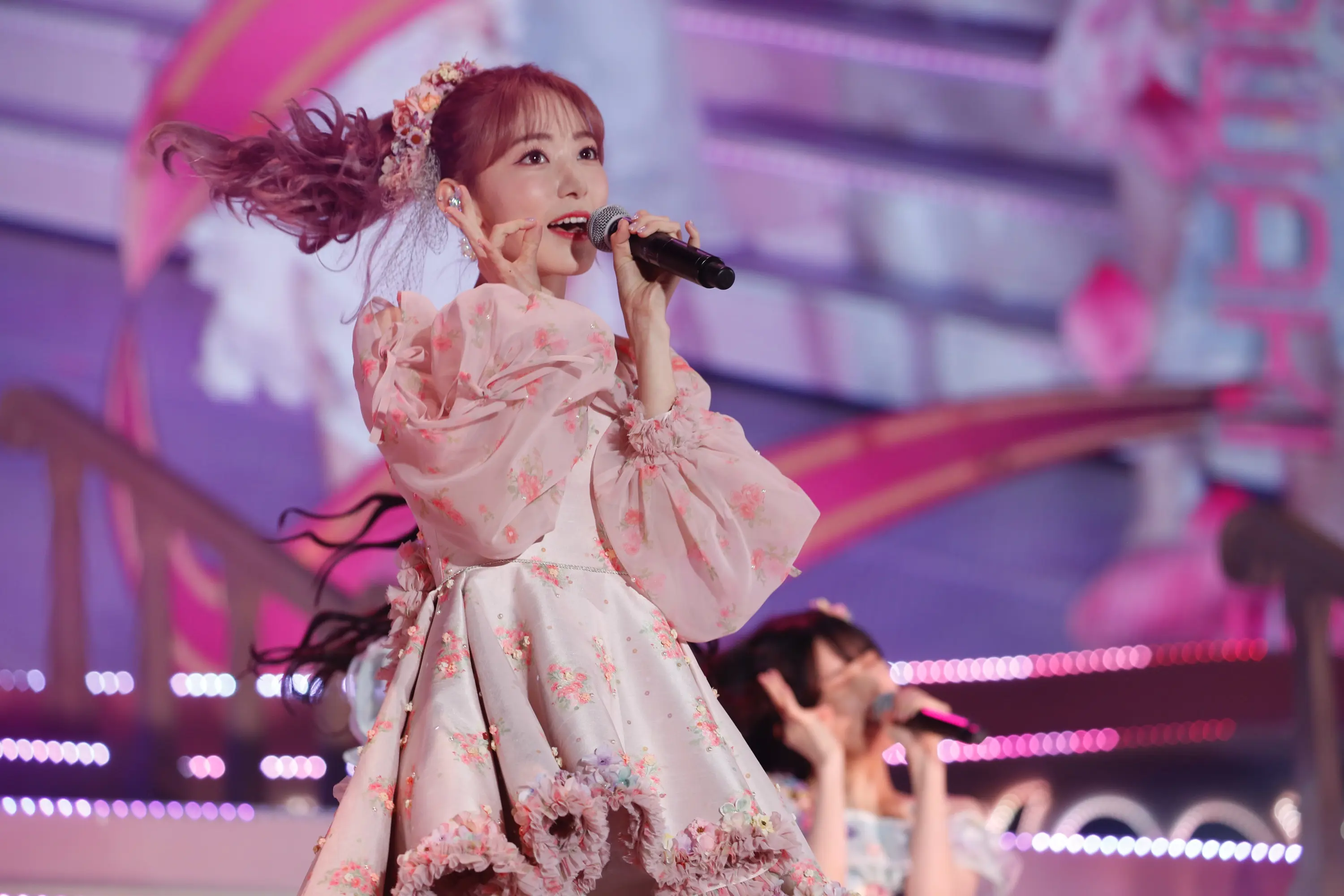 パフォーマンスをする宮脇咲良