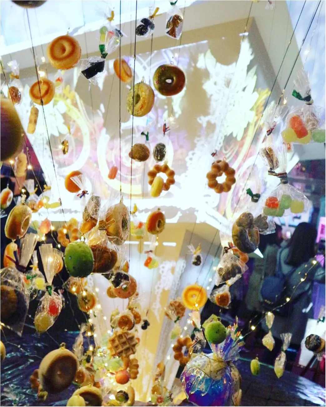 『お菓子の街』が表参道に現れた!キャンディのネオン看板❤︎ハチミツの街灯❤︎ブラウニーの石畳❤︎チョコレートの惑星❤︎カップケーキの火山…お菓子の魔法にかけられて✨≪samenyan≫_11