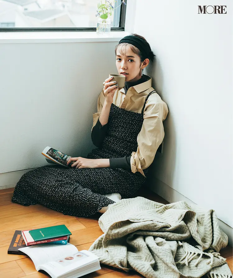 タートルネックニットとシャツとキャミワンピをレイヤードした佐藤栞里