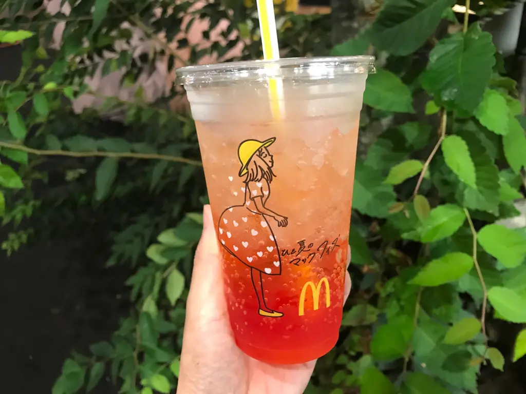 【ひと夏のマックフィズ】撮って楽しい特別カップが話題!カップを透かすと◯◯デザインに♡_1