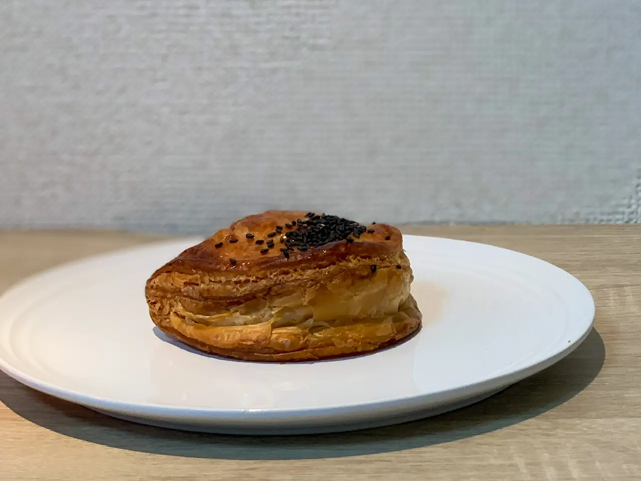 RINGO 焼きたてカスタード安納芋アップルパイ 横からの画像