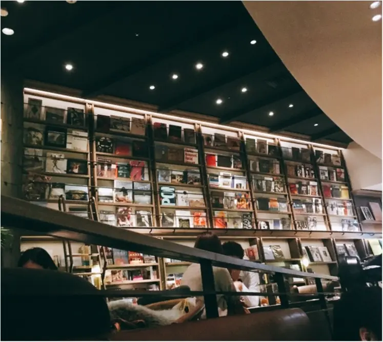 《渋谷のど真ん中に"おしゃカフェ"あり!》仕事もできて本も読み放題♡WIRED TOKYO 1999_2