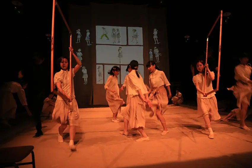 貫地谷しほり 今月は『cocoon 憧れも、初戀も、爆撃も、死も。』に恋して♡_2