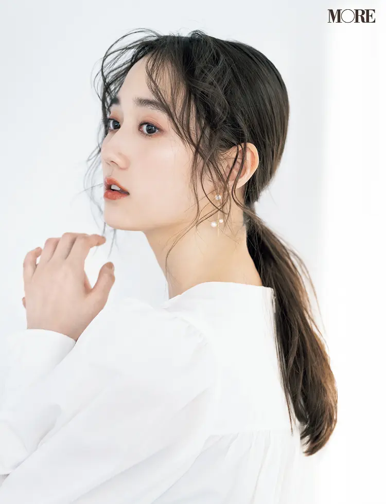 ストレートアイロンを使ったカーリー前髪ヘア。モデルは鈴木友菜