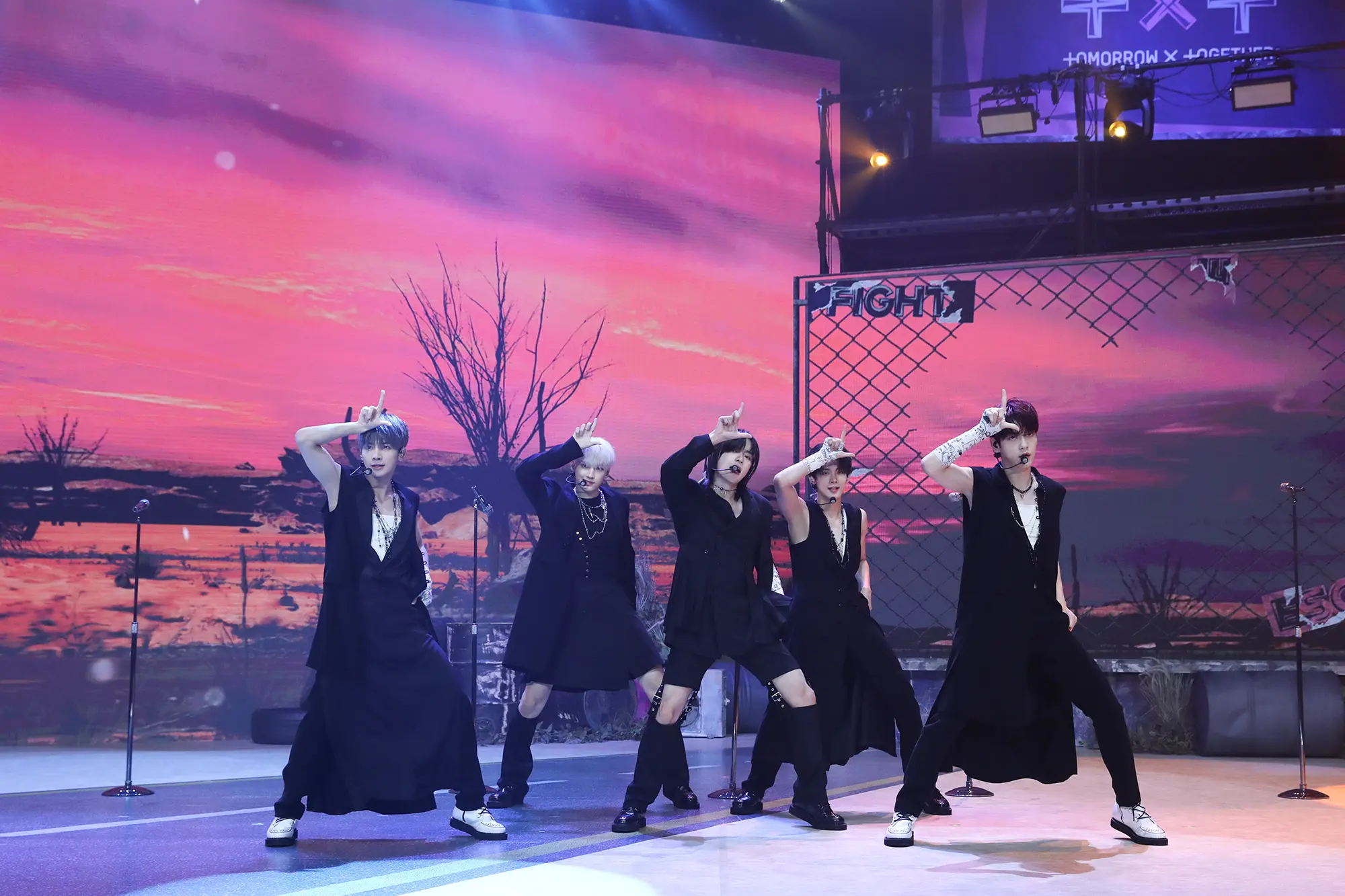 “L”をかざす振り付けで踊るTOMORROW X TOGETHER