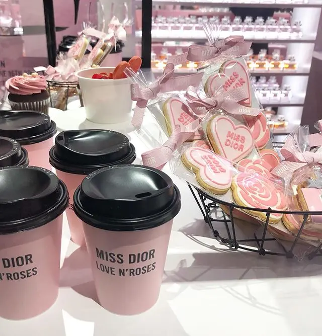 「MISS DIOR LOVE N’ROSES ミス ディオール展覧会」オープニングイベントで、鈴木友菜ちゃんを発見!_2