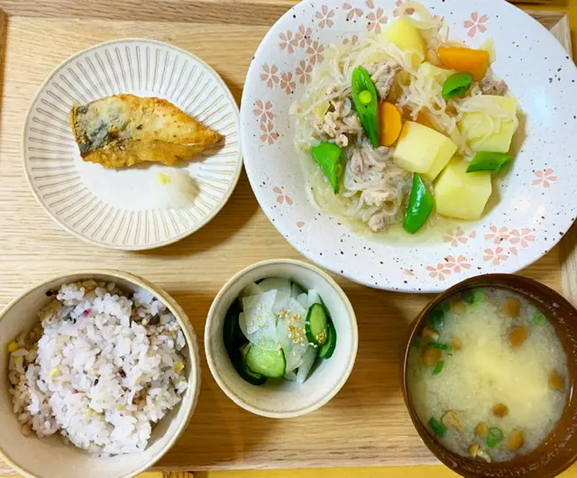 【栄養士の夜ごはん】簡単夜ご飯♡作り置きしてたミートソースと肉じゃがを…?_2