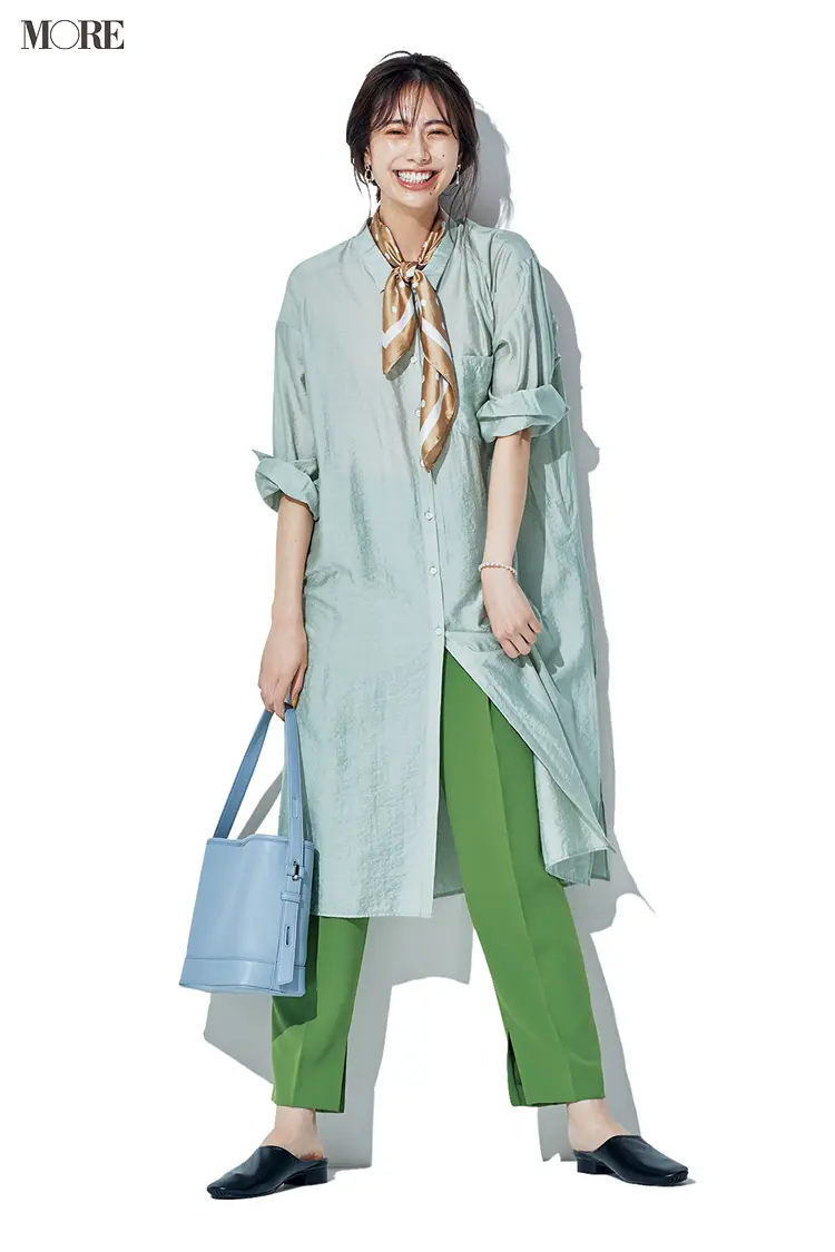 ブルーのロングシャツ×グリーンのパンツコーデの土屋巴瑞季
