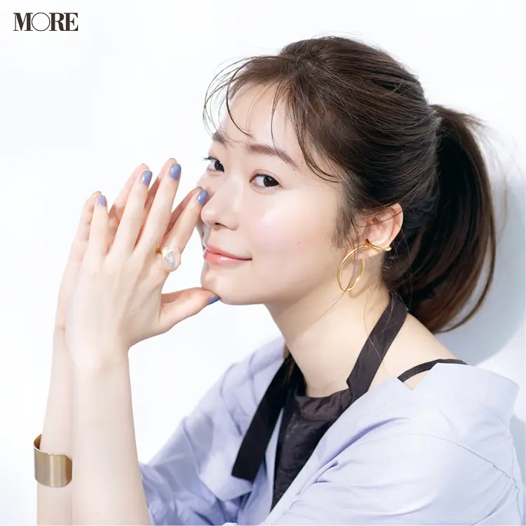 ブルーのネイルをした指原莉乃
