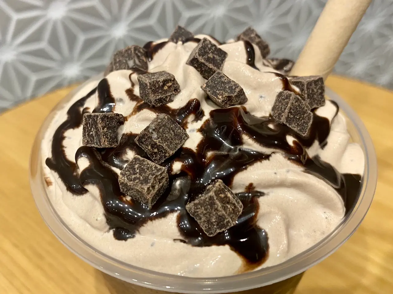 【スタバ】バレンタイン2022。「トリプル 生チョコレート フラペチーノ」のおすすめカスタマイズ。チョコチップ追加のアップ