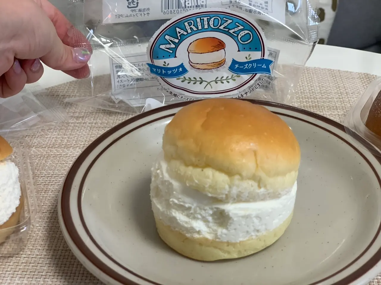 【マリトッツォ食べ比べ】コンビニ・スーパー・パン屋さんのマリトッツォ、違いはあるの?_7
