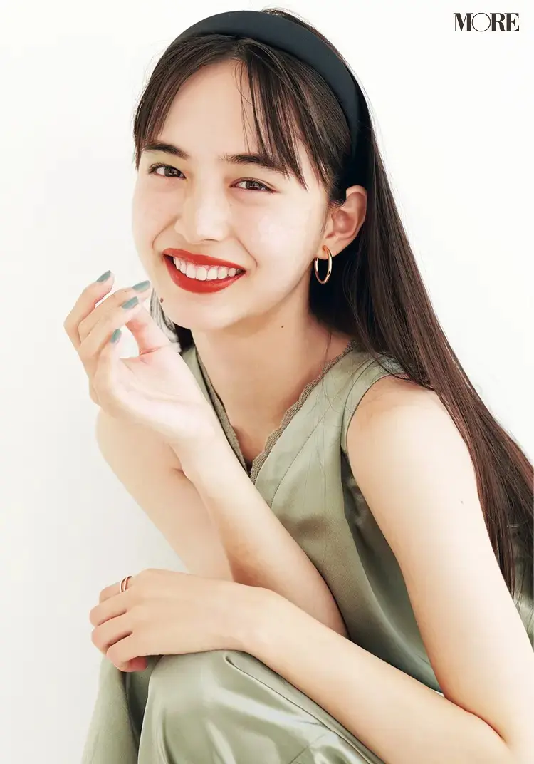 笑顔で座る井桁弘恵