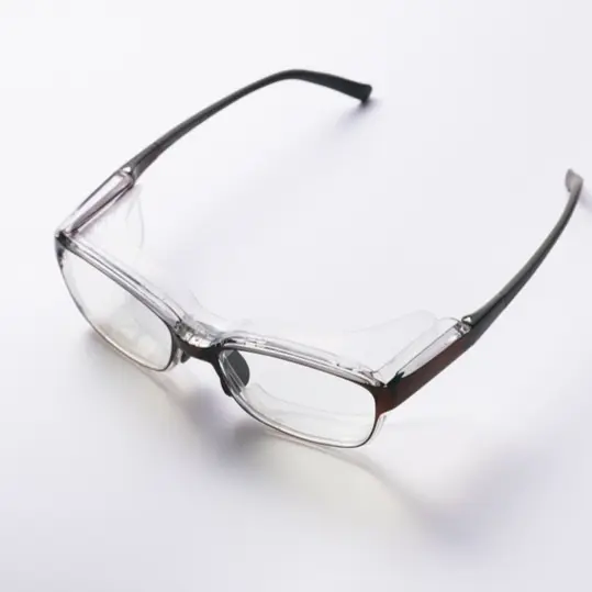 花粉をガードするゾフのメガネ