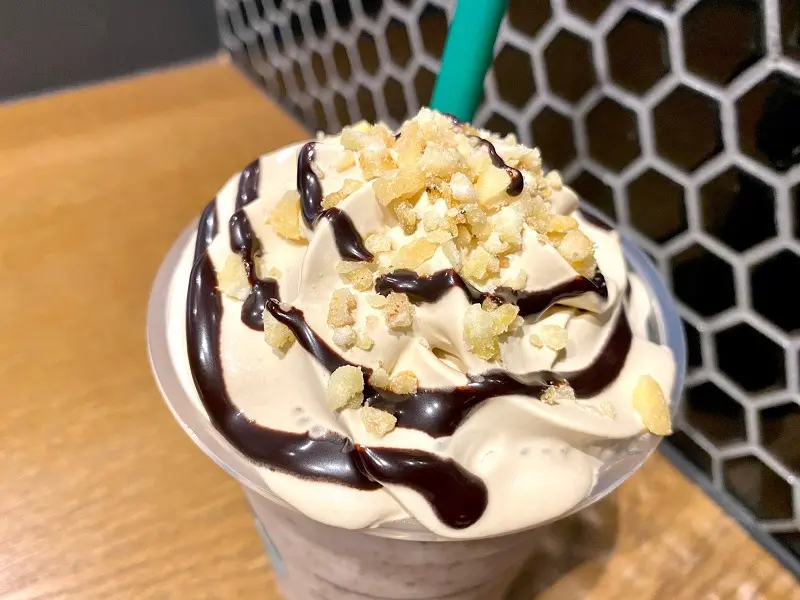 【スタバ 新作レポ】「バナナンアーモンドミルク フラペチーノ」をチョコバナナ風にカスタマイズ。トッピング部分