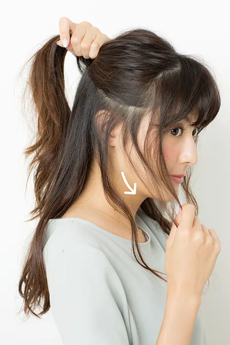 1分でできる!オフィス向け「今っぽひとつ結びアレンジ」【ロングヘア編】_4