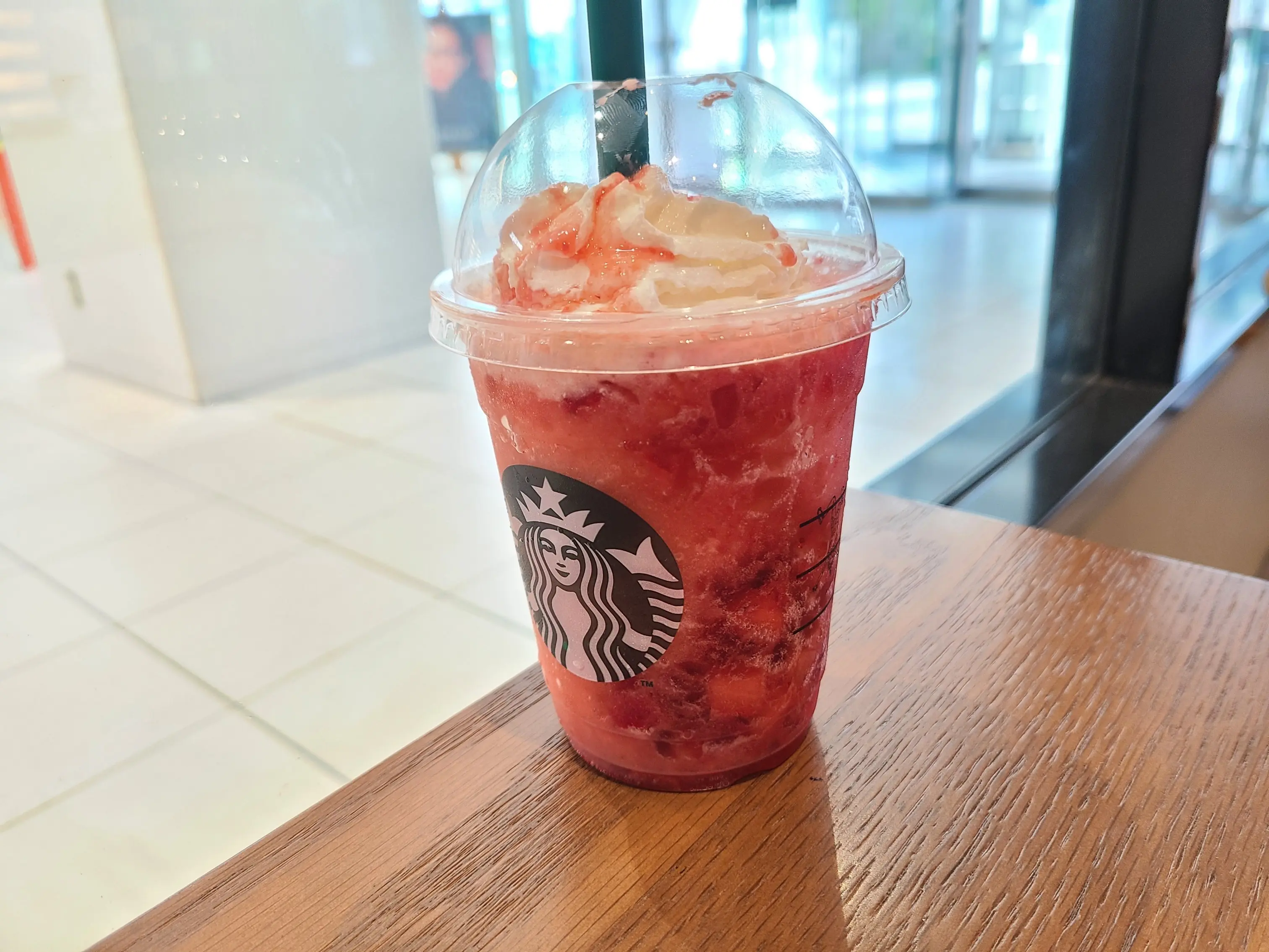 【スタバ】ふしぎ!!シュワッと イチゴ フラペチーノ☆_3