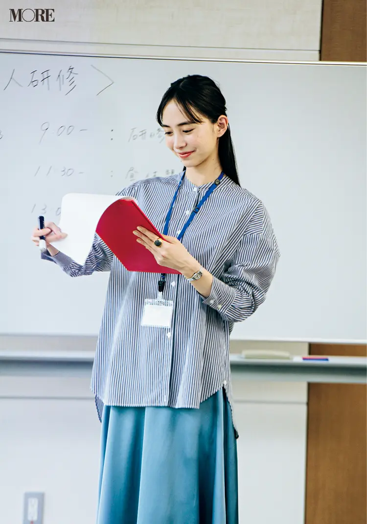 ストライプシャツの知的さで緊張をごまかす。 井桁弘恵主演『毎日コスパで愛されシンプル』着回し連載7日目_1