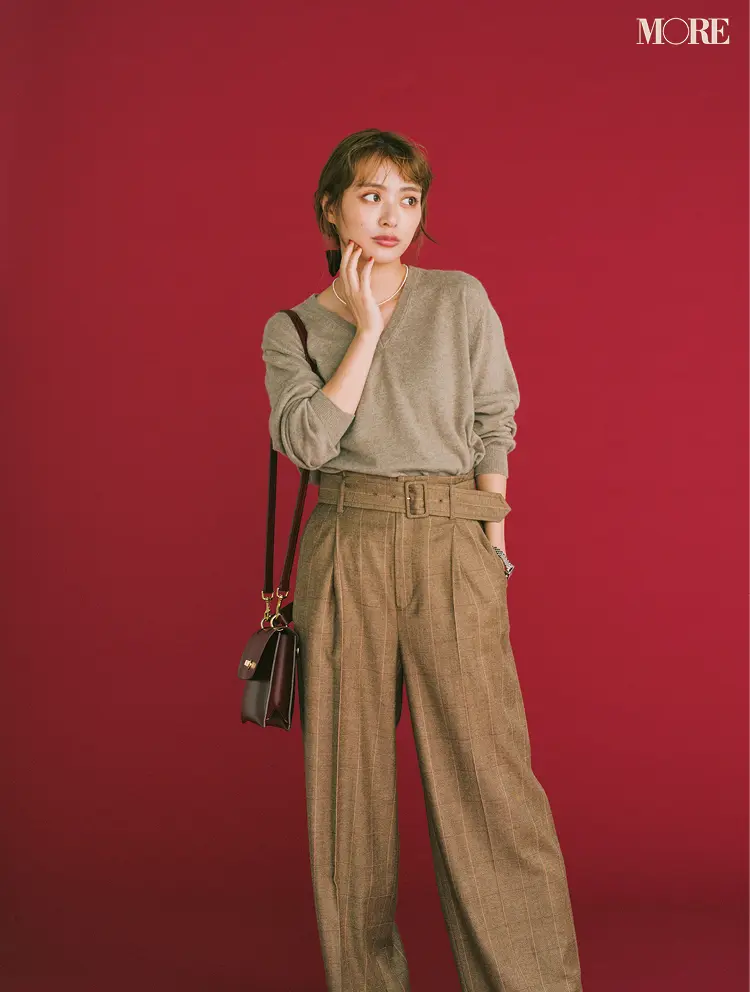 Vネックの「V」のところから何を見せればおしゃれなの?問題を解決! 内田理央が実践してみた_1