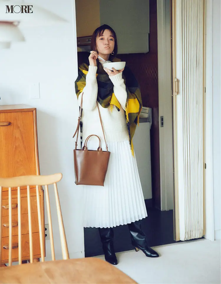白ニットコーデ【2020冬〜春】- 着膨れしない細見えテクニックなど、白い服の最旬レディースコーディネートまとめ_19