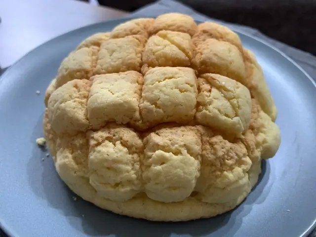 【ファミマ新商品】2週間で400万食突破した超品薄!?話題の幻のメロンパンを食べてみた_4