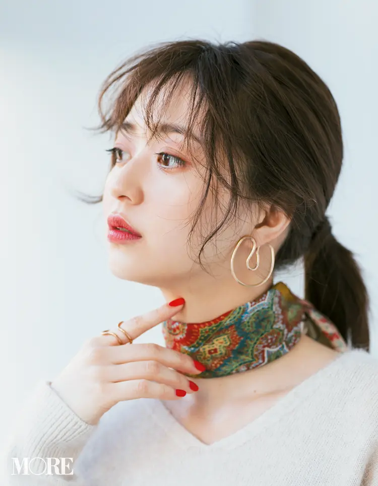 見慣れたニットが「まるで別人」☆ 首もとコーデ次第でクルー&Vネック6変化! 記事Photo Gallery_1_11