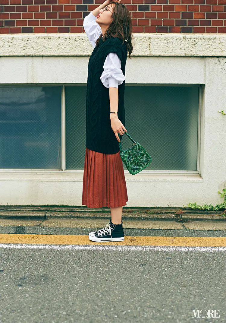 白Tシャツに重ねるだけで。【ニットベスト】は真っ先に飛びつきたい秋服No.1!_5