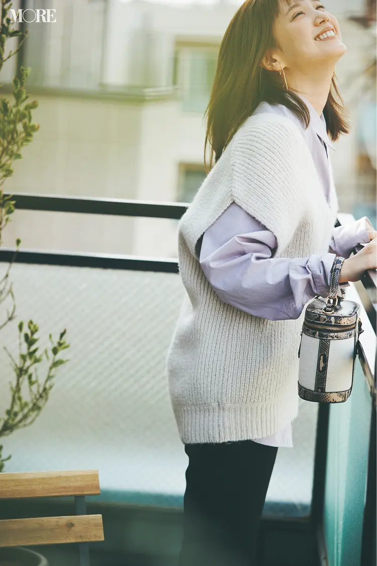 白ニットベスト×パンツコーデの本田翼