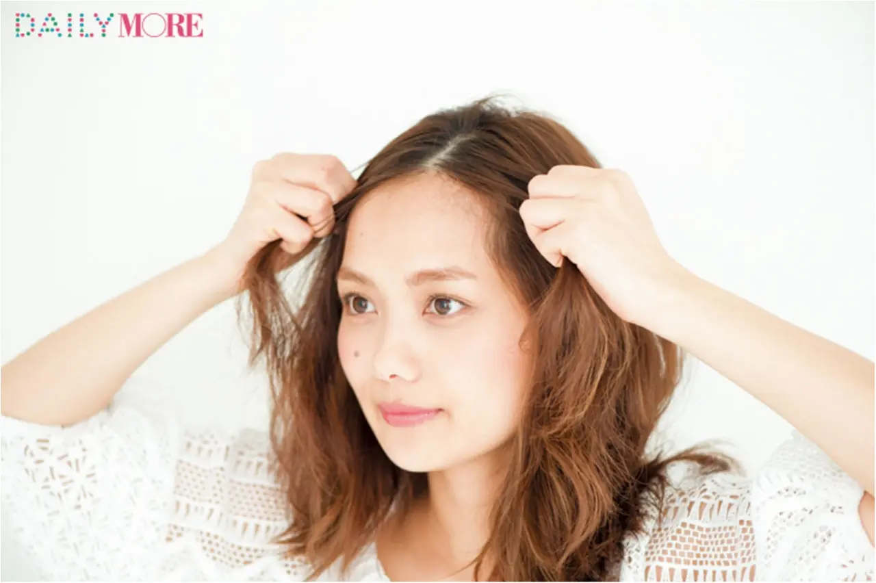 ジメジメでも髪がキマる! 武智志穂ちゃんの「こなれシニョン」梅雨ヘアアレンジ【女子トモBEAUTY】_5