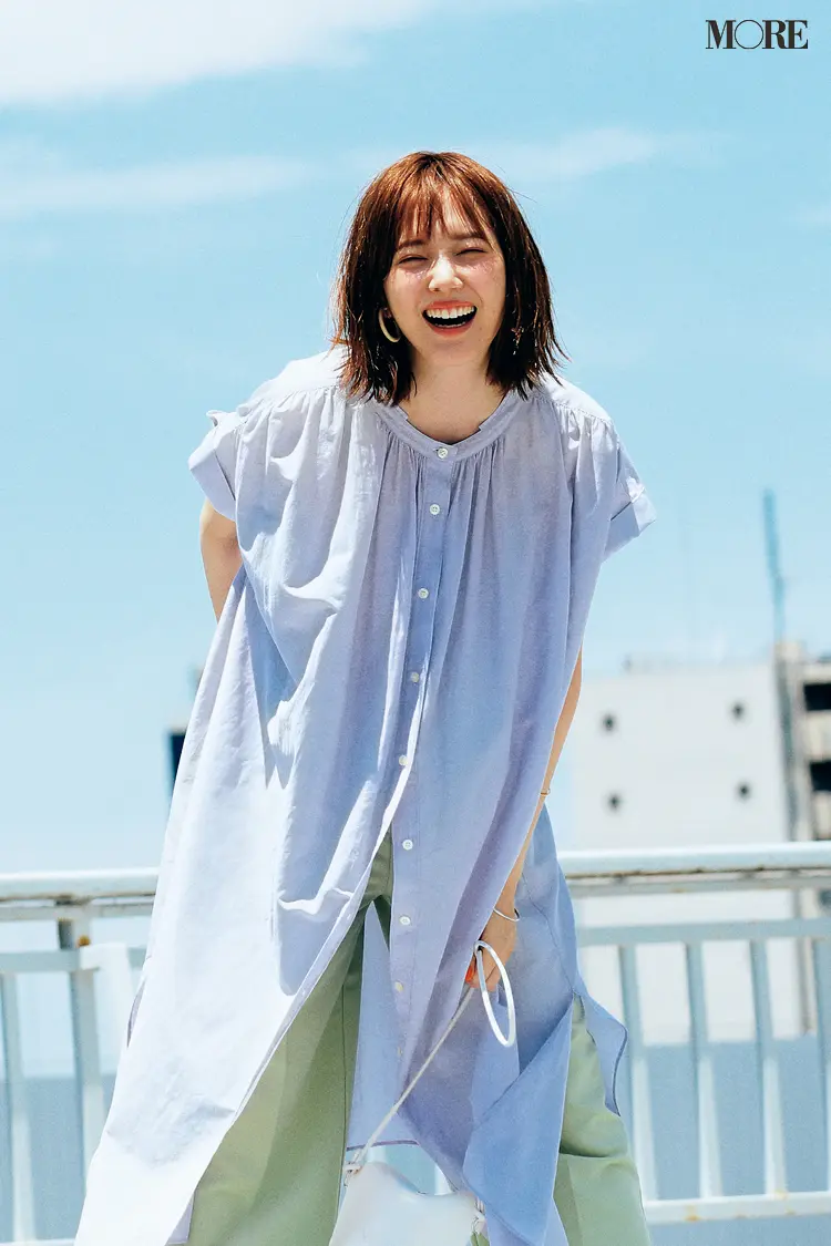 ラベンダーのシャツワンピース×グリーンのパンツコーデの佐藤栞里