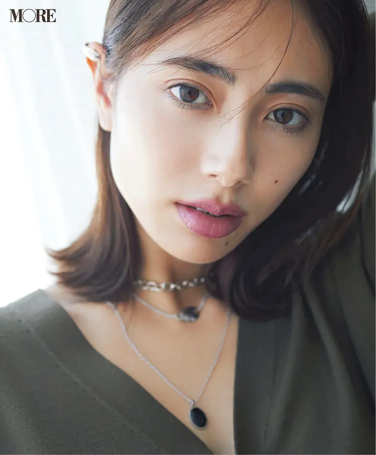 黒タートルにはセミウェットヘア、ラッフルカラーにはスモーキーアイ。“首もと”がおしゃれな服に似合うヘア&メイクがしたい♪ _3