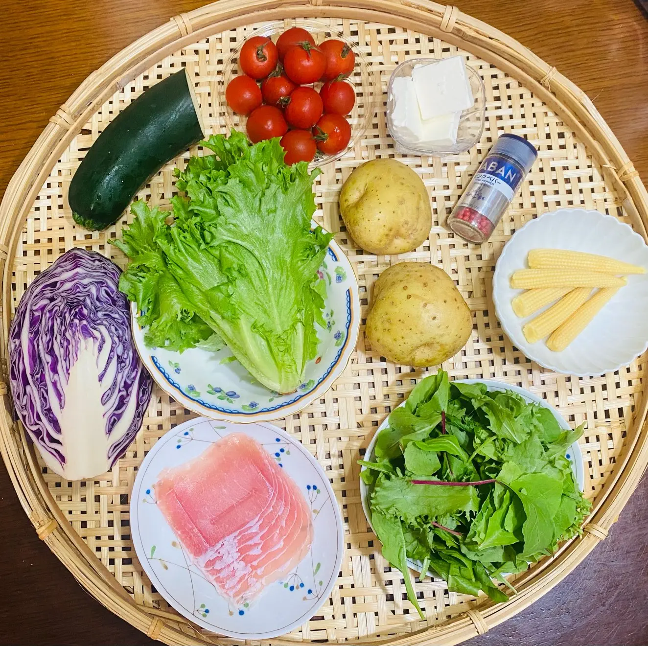 色とりどりの野菜。じゃがいも、リーフレタス・ベビーリーフ・ズッキーニ・紫キャベツ・生ハム・クリームチーズ・ ヤングコーン・ミニトマト・ ピンクペッパー