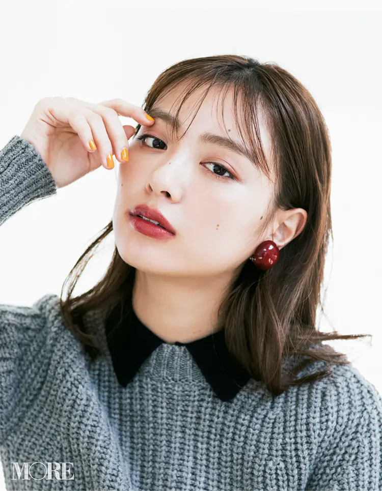 見慣れたニットが「まるで別人」☆ 首もとコーデ次第でクルー&Vネック6変化! 記事Photo Gallery_1_1