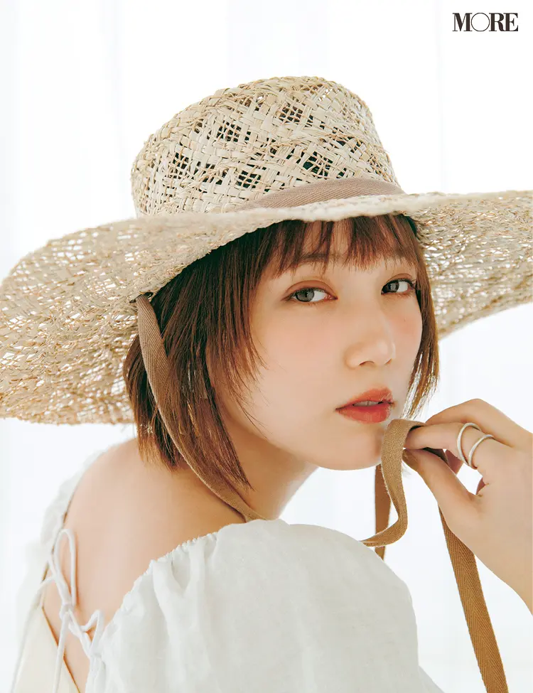 テラコッタ系のチークとリップを語る帽子を被った本田翼