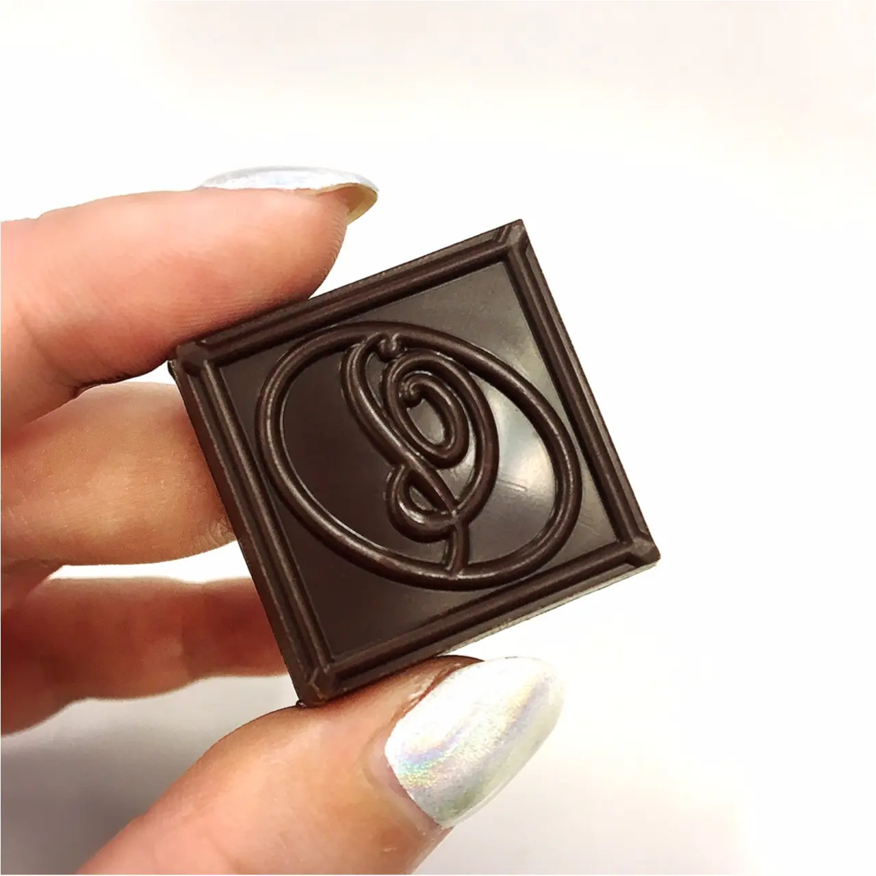 税込37円でリッチな気分!? ハイカカオを楽しめる「チロルチョコ〈ブラックストロベリー〉」を徹底解剖☆_2