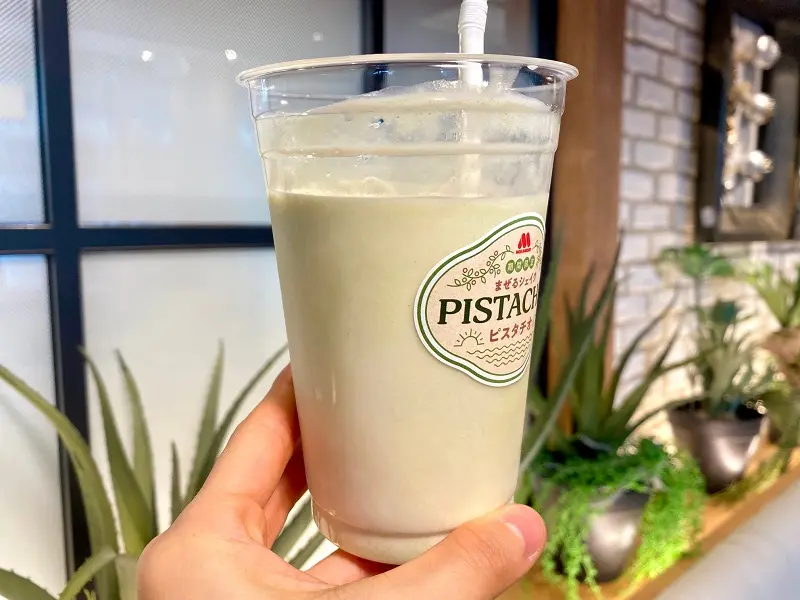 モスバーガー新作「まぜるシェイク ピスタチオ」実物をまぜたあと