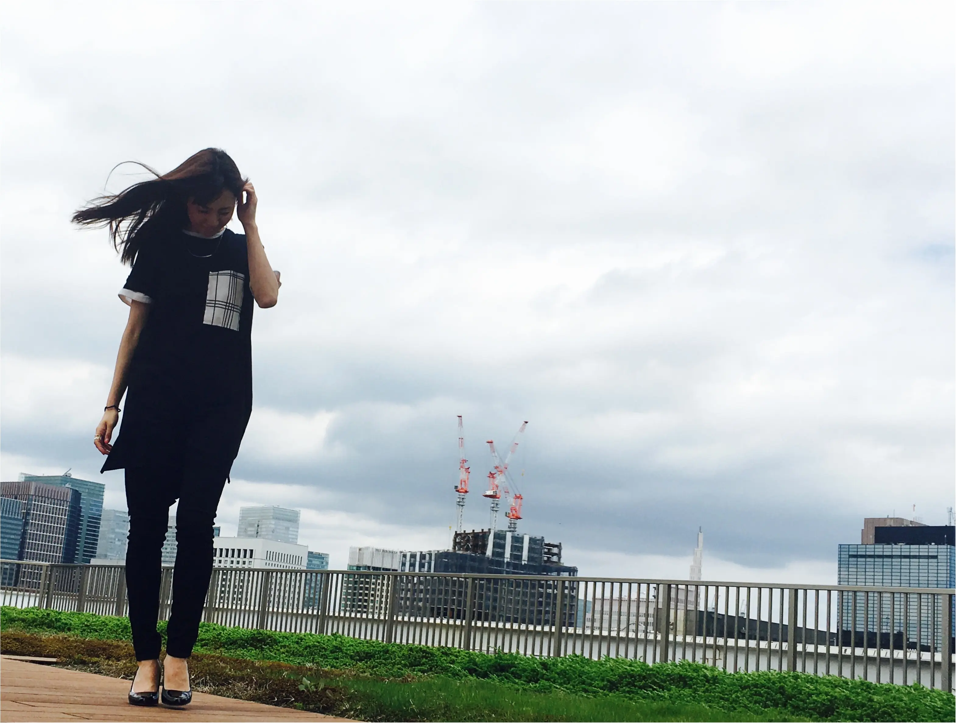 ▶▶<表参道のCAFE KITSUNÉ>と〈ZARAのロングTシャツ〉でクールにブラックコーデ【はるな】_5