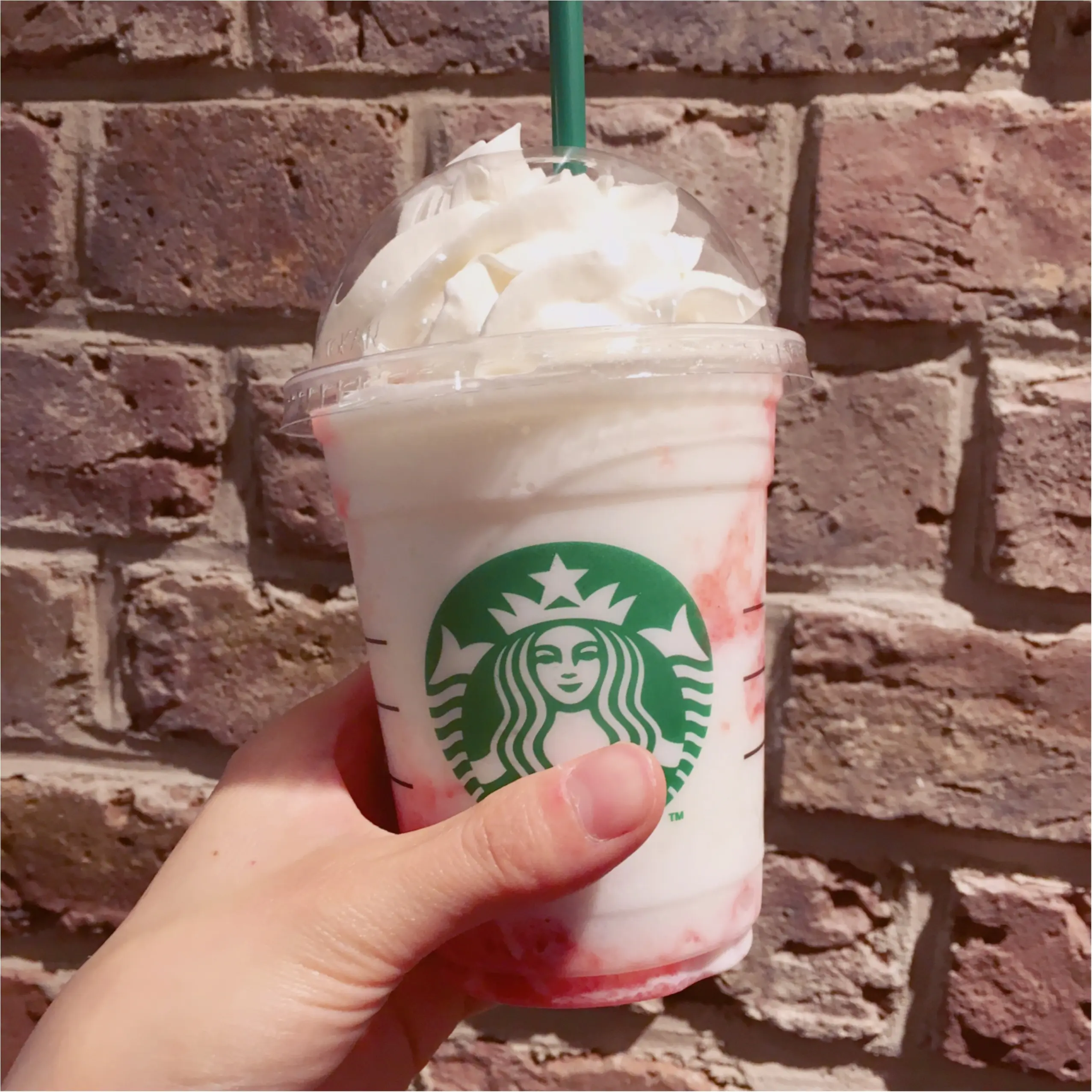【スタバの新作】大人気の《 ストロベリークリームフラペチーノ 》いちごとミルクの織りなすハーモニー♡_4