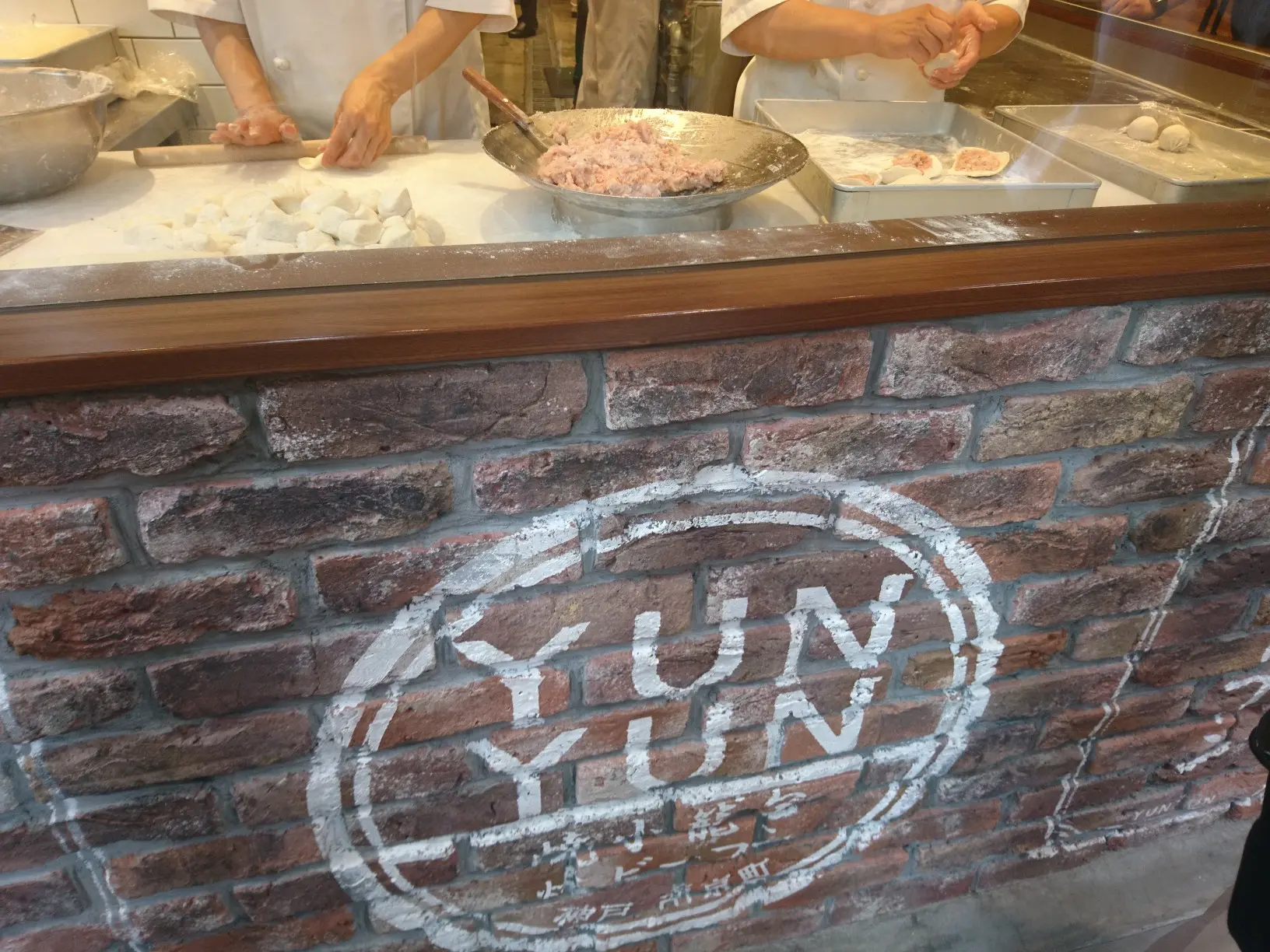 ≪兵庫・神戸≫南京町で食べ歩きするならケンミン食品【YUNYUN】焼小籠包&ビーフン☆_1