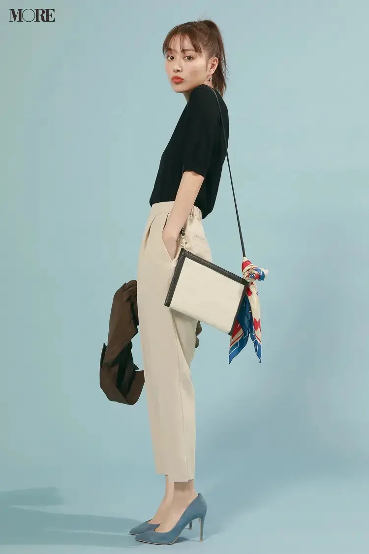 黒トップス×テーパードパンツコーデの内田理央