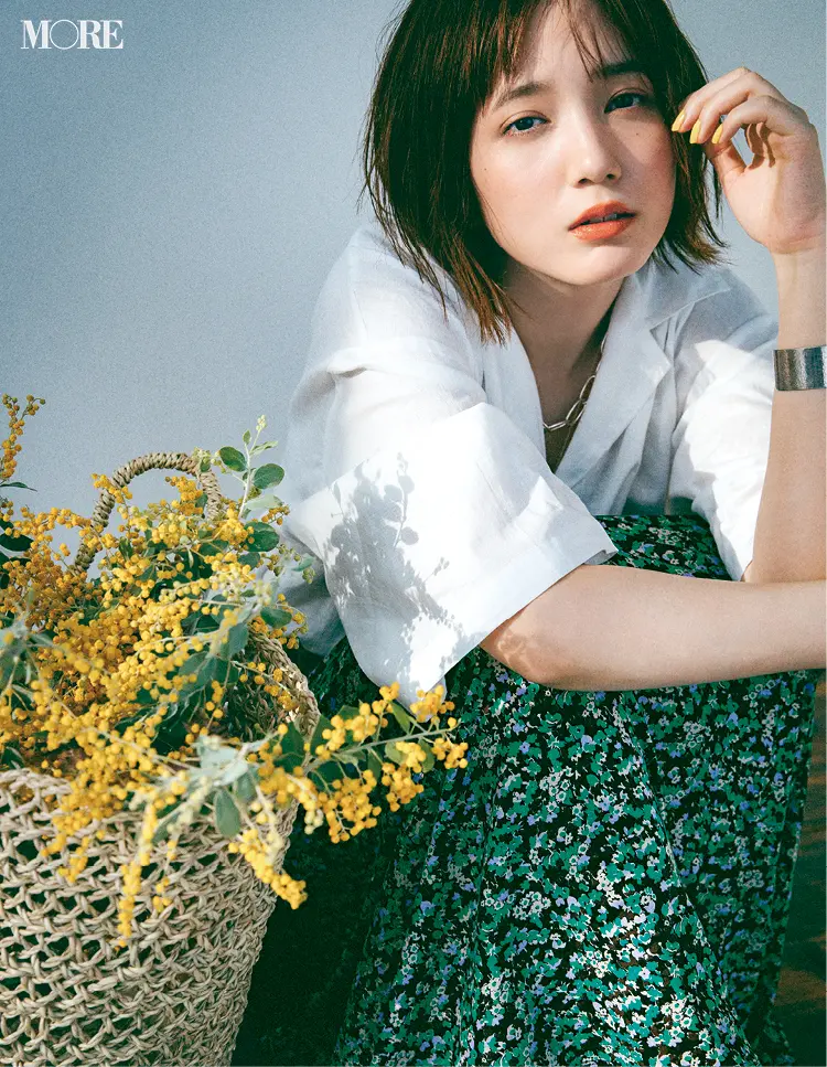 フレンチシックな花柄スカートをはいた本田翼