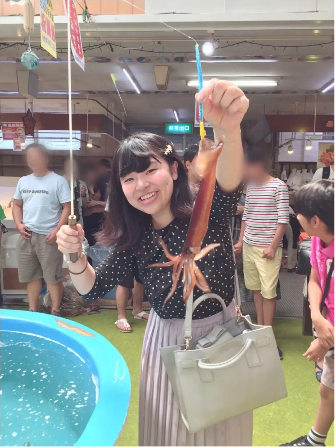 《夏の北海道・函館》朝市で【イカ釣り】体験!イカを釣って ...